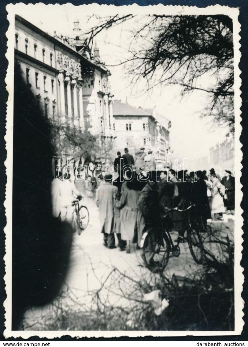 1956 Budapest, életkép A Forradalomból, Fotó, 8,5×6 Cm - Otros & Sin Clasificación