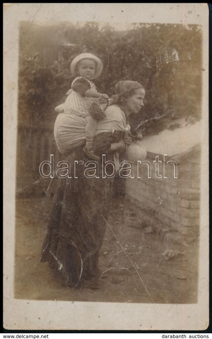 Cca 1910-1920 Szegény Asszony, Gyermekével, Fotólap, Felületén Kopás- és Törésnyomokkal, 13x8 Cm - Otros & Sin Clasificación