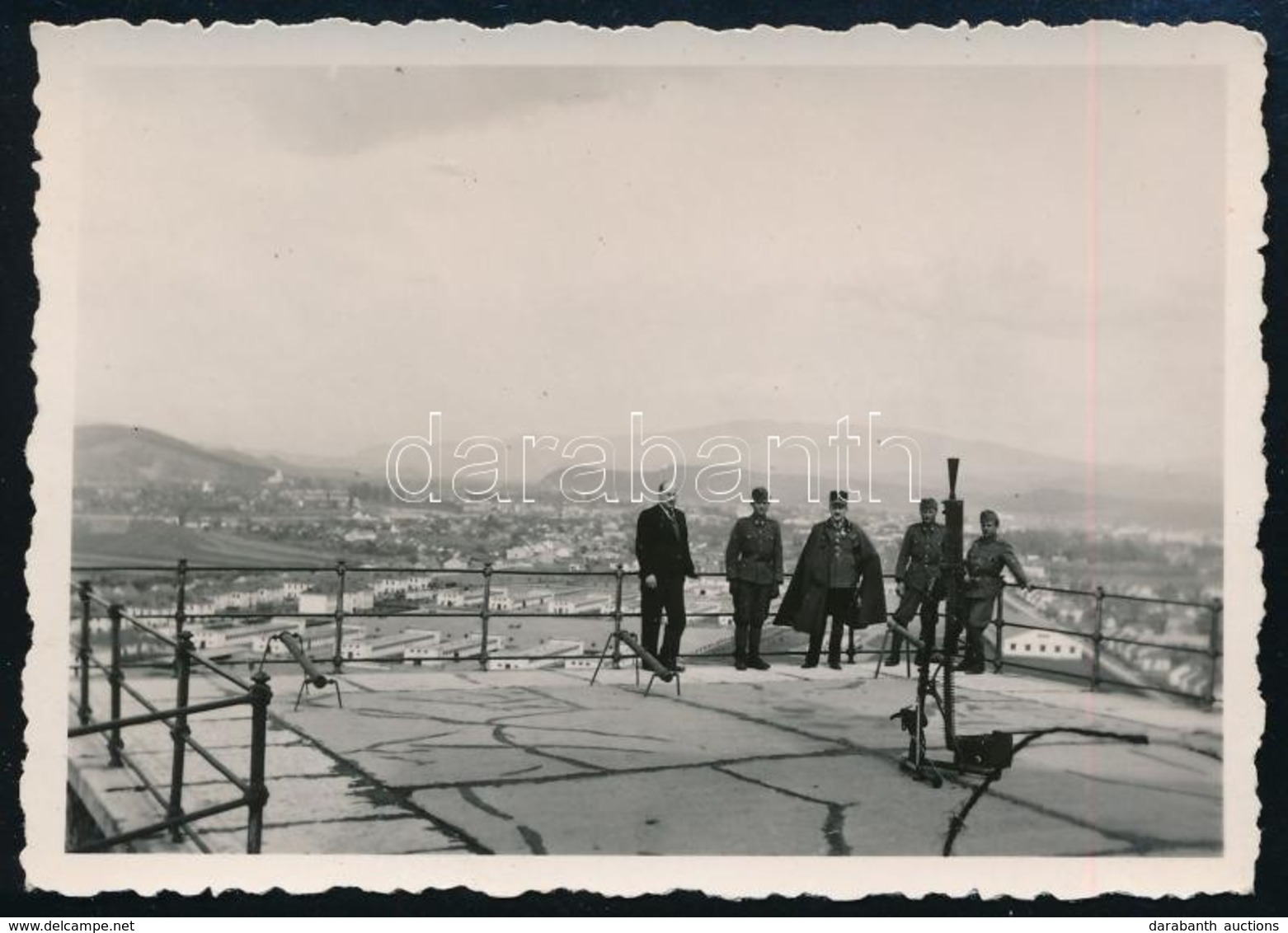 Cca 1940 Munkácsi Városkép A Vár Teraszáról, Előtérben Egy Készenlétben álló Golyószóróval, Hátoldalon Feliratozott Fotó - Otros & Sin Clasificación