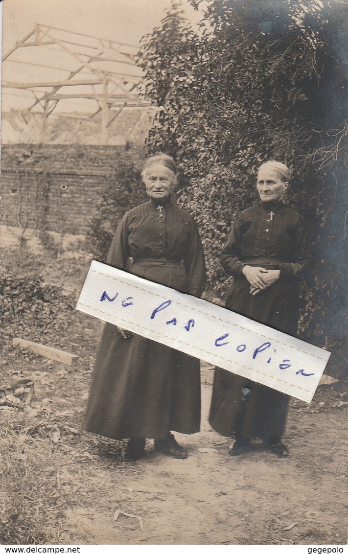 Deux Religieuses Qui Posent Dans Un Jardin    ( Carte-photo ) - Jesus