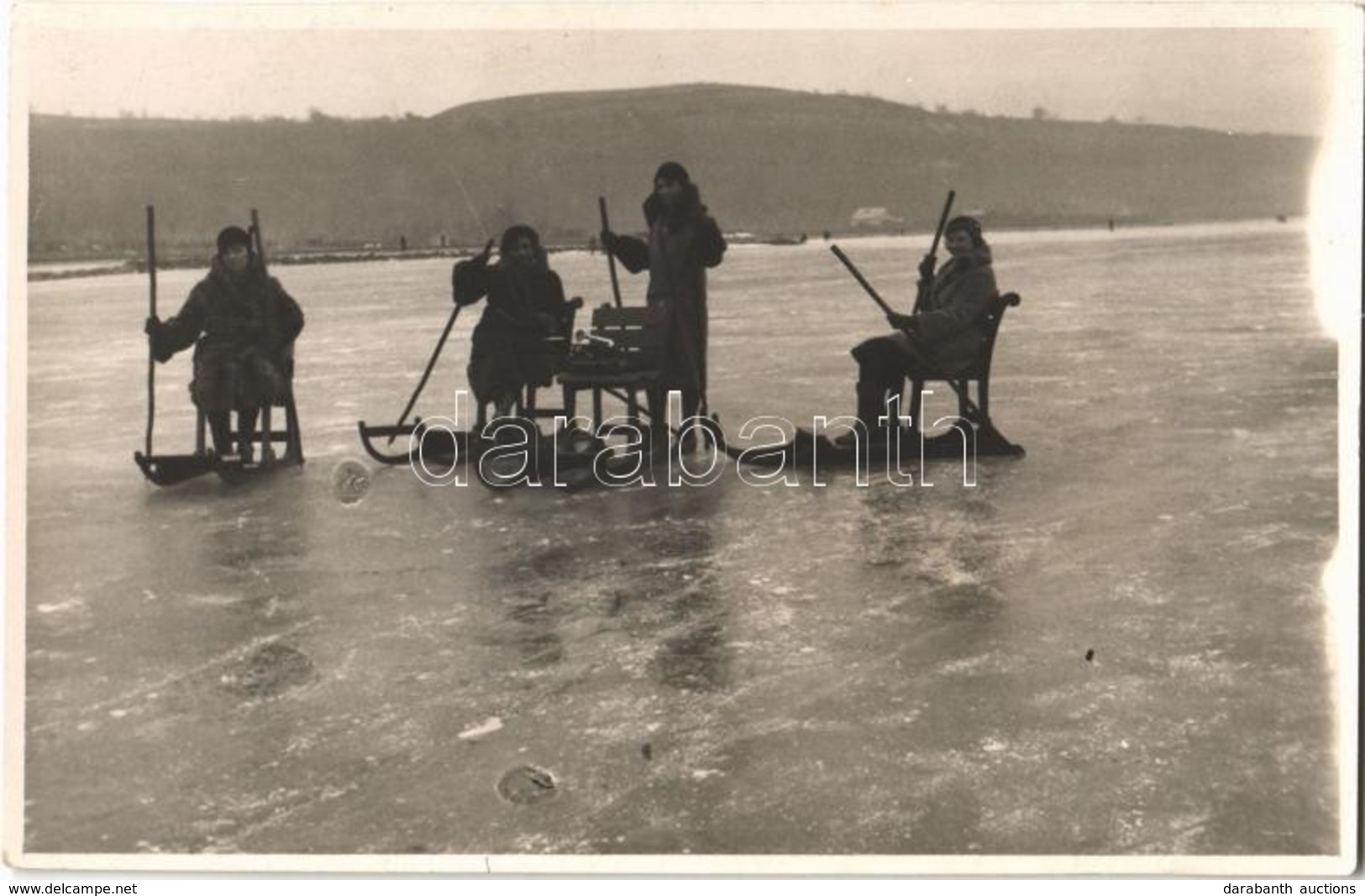 ** T1 Balaton, Fakutyázó Hölgyek A Befagyott Tó Jegén Télen. Photo - Sin Clasificación