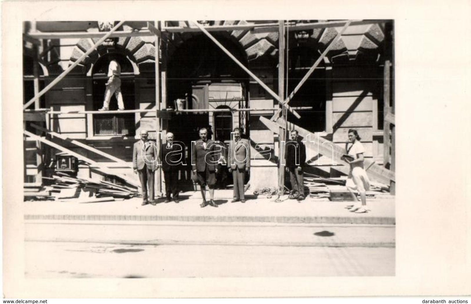 T2 1941 Újvidék, Novi Sad; épület Tatarozás / Renovation, 'Újvidék Visszatért' So. Stpl., Group Photo - Sin Clasificación