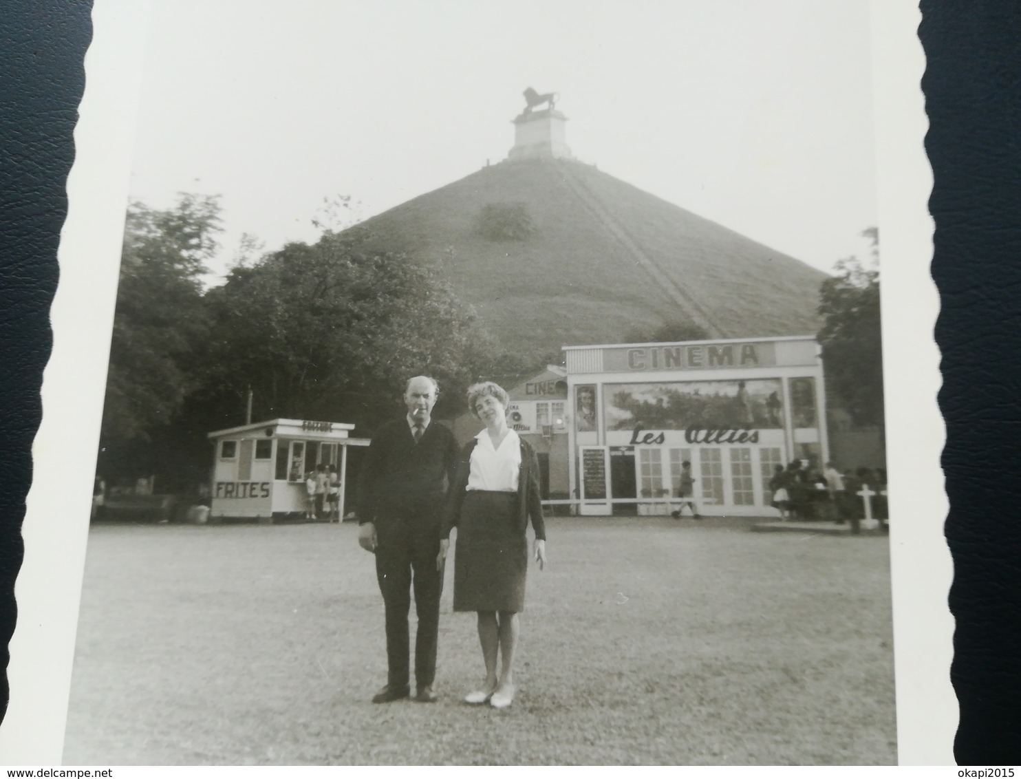 COUPLE BUTTE LION DE WATERLOO CINÉMA LES ALLIÉS BRAINE - L ' ALLEUD BRABANT WALLON BELGIQUE 2 PHOTOS + 1 CARTE POSTALE - Waterloo