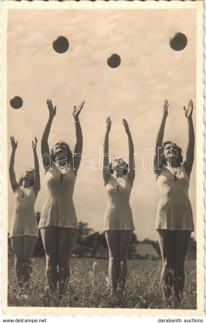 ** T2 Girl Gymnastics Class Outdoors. Foto Demmeler - Sin Clasificación