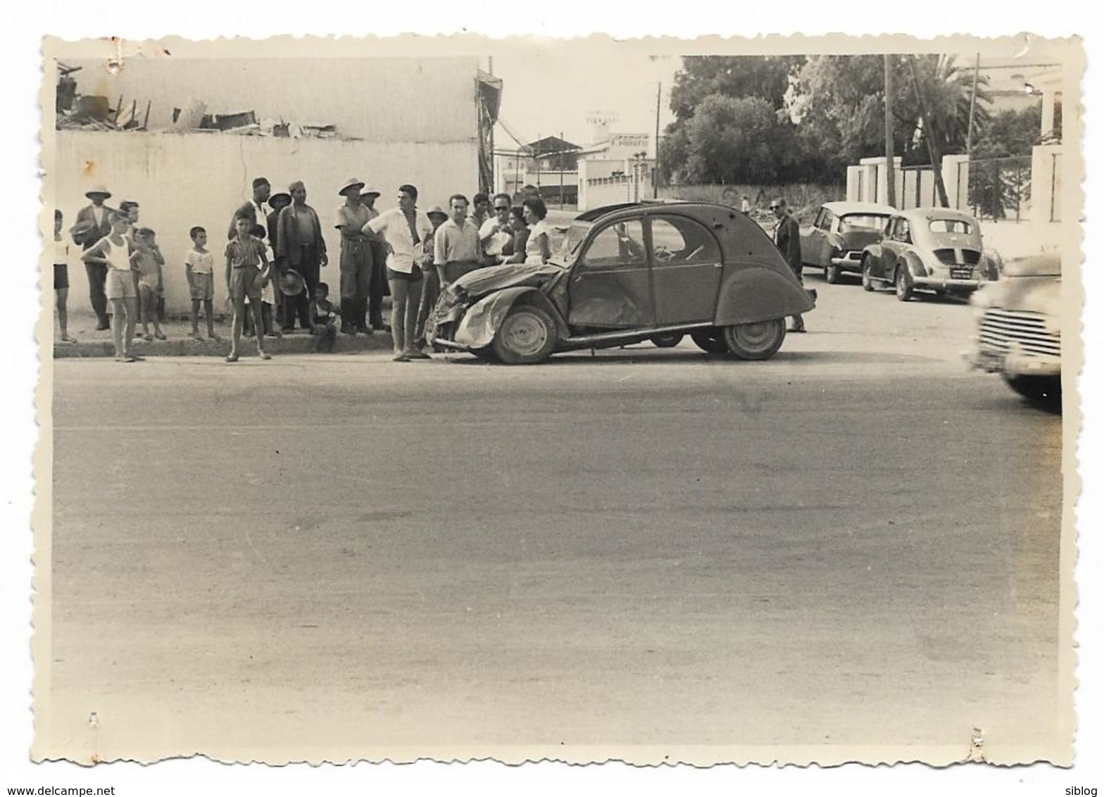 PHOTO - 2CV Accidentée (derrière DS, 4CV)  - Ft 12 X 9 Cm - Automobile