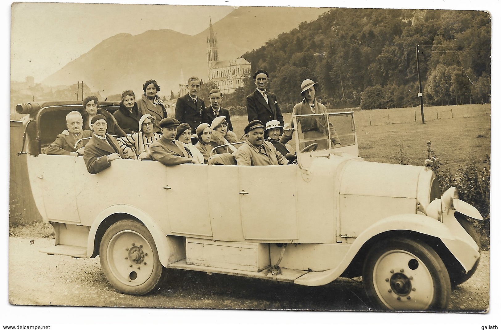 65-LOURDES-CARTE PHOTO-Autobus Décapotable... Animé  (coin Pli) - Lourdes