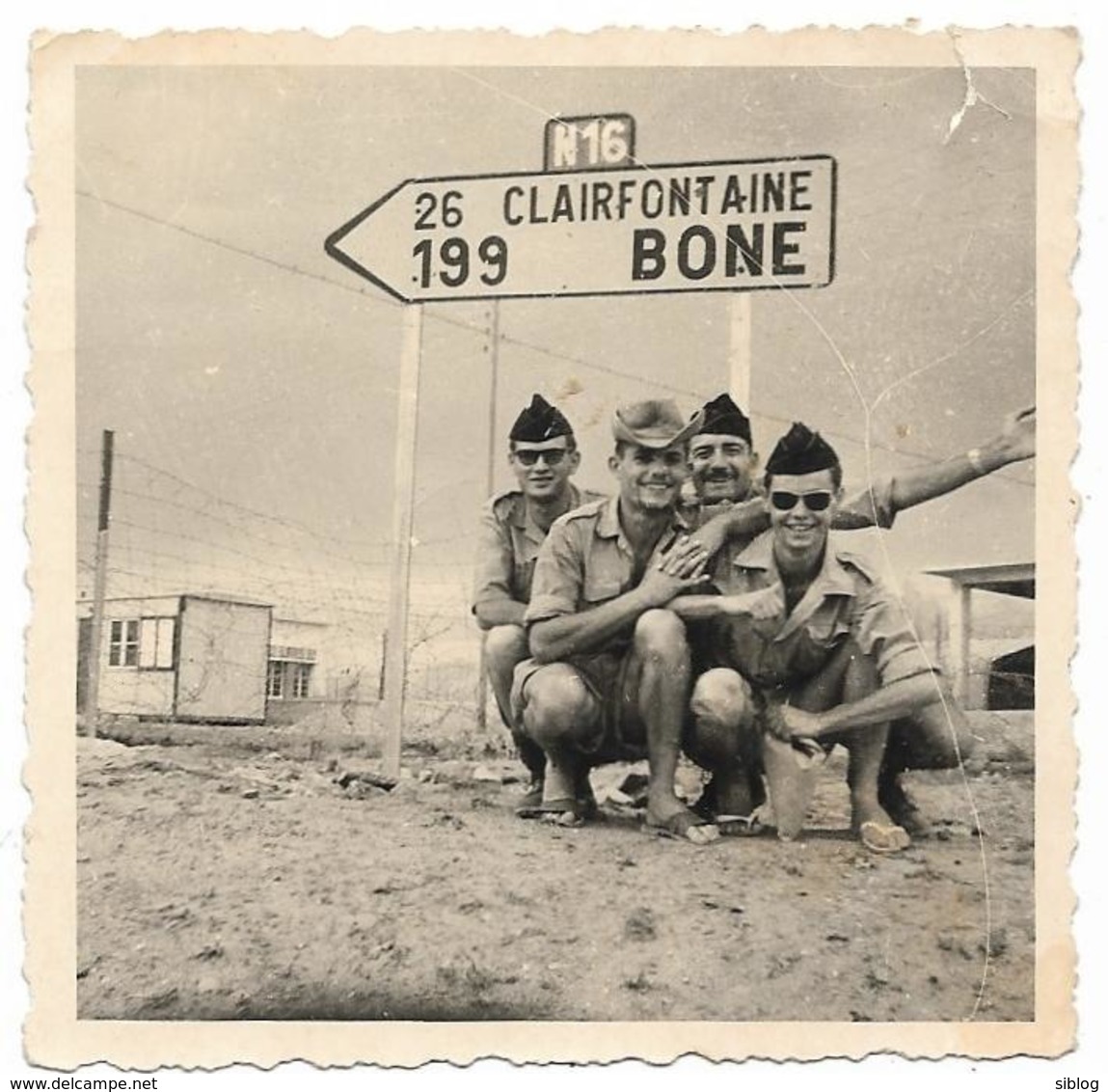 PHOTO - Militaires Devant Panneau De Signalisation En Algérie -  Ft 8,5 X 8,5 Cm - Guerre, Militaire