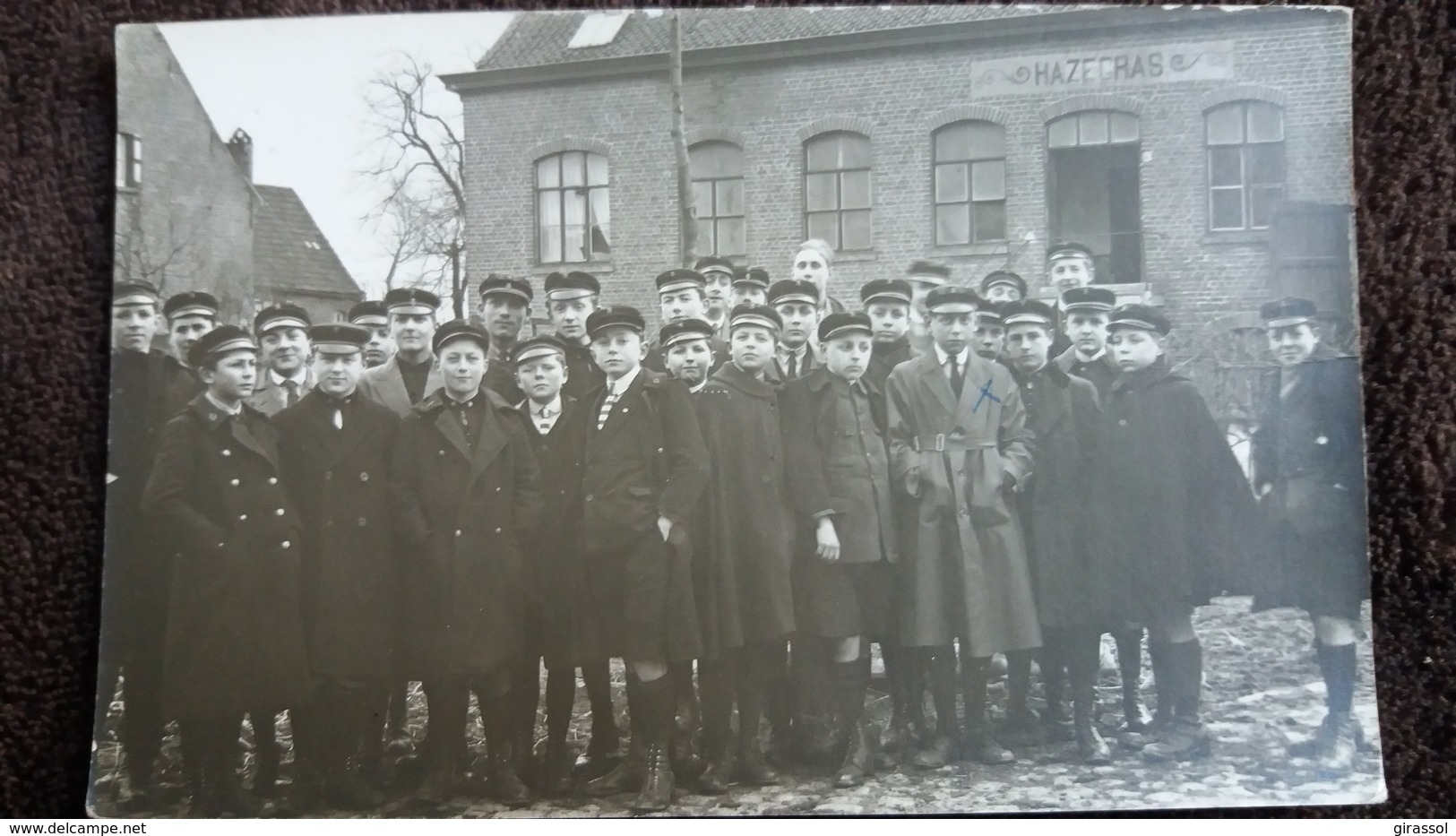 CPA PHOTO  GROUPE De Jeunes Hommes Ecoliers En Visite De Ferme  HOEVE Hazegras KNOKKE HEIST ? - Fotografie