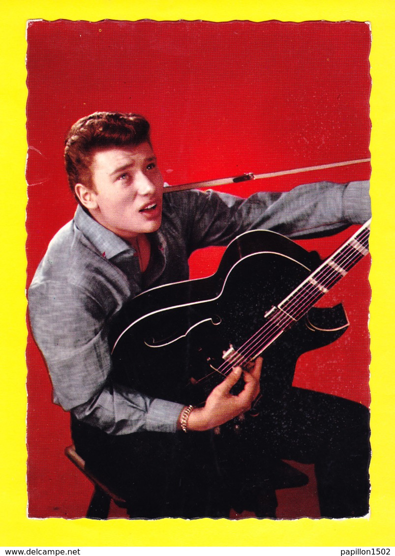 Artiste-391Ph64 JOHNNY HALLYDAY, Années 60 , Johnny Avec Une Guitare Noire - Zangers En Musicus