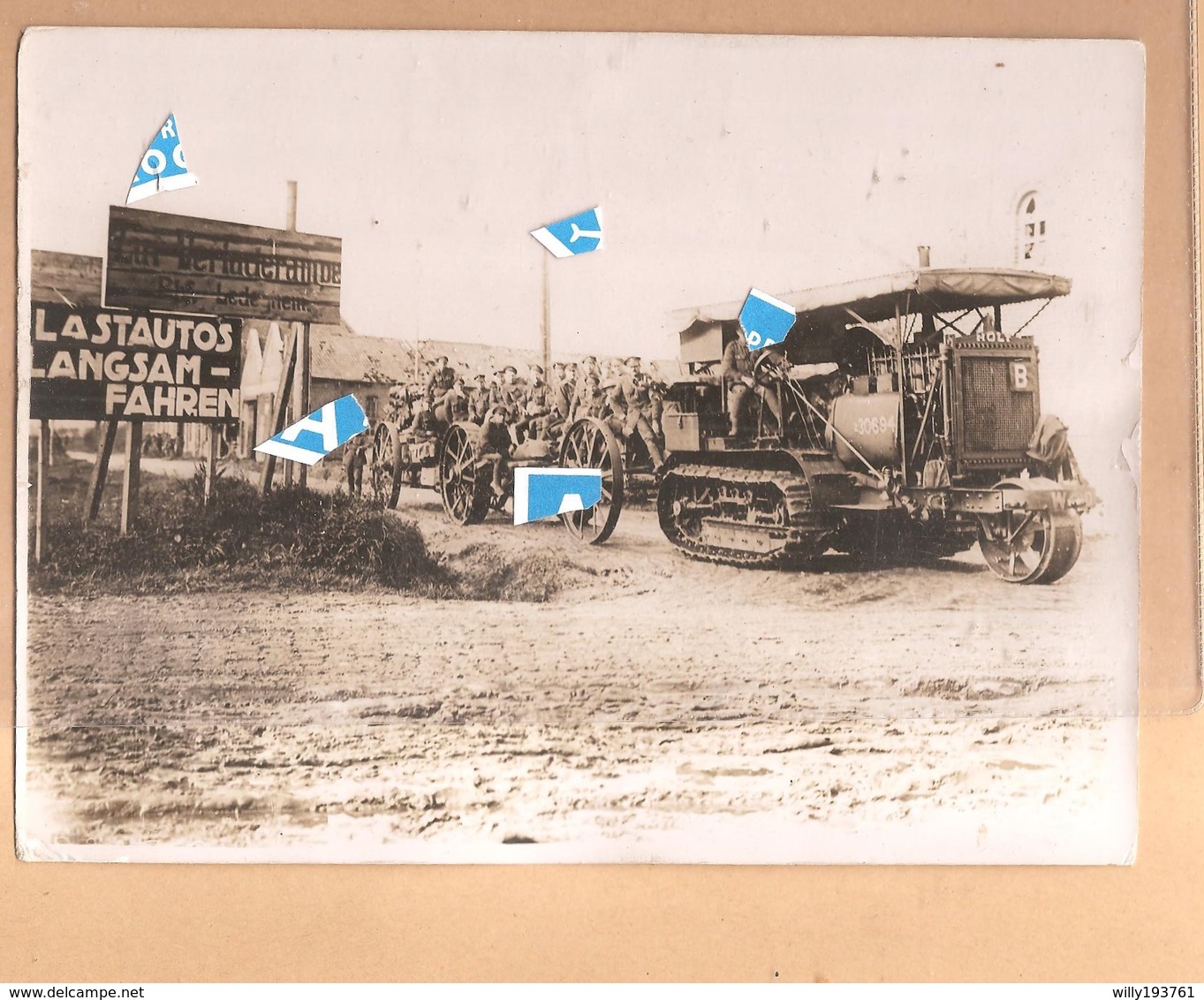 Persfoto 1918  Engelse Soldaten Met Tractor Holt 75 Te Ledegem Station Gare Laadplaats 1914 1918 - Ledegem