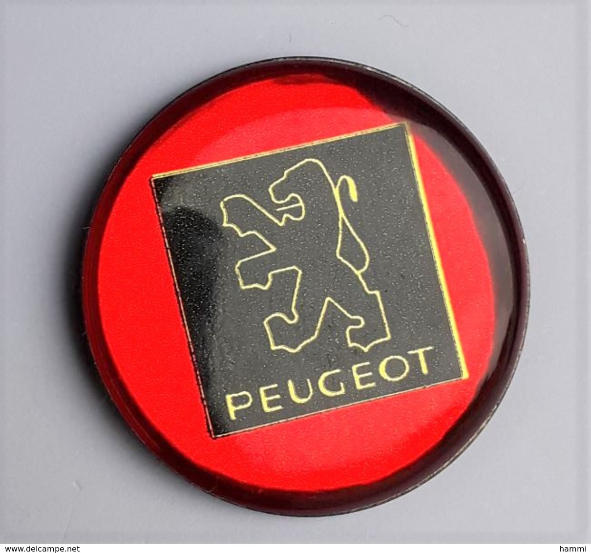 VP32 Pin's Lion PEUGEOT Logo Dans Un Rond Rouge Fluo ( Pas Trés Visible Sur Le Scan) Achat Immédiat - Peugeot