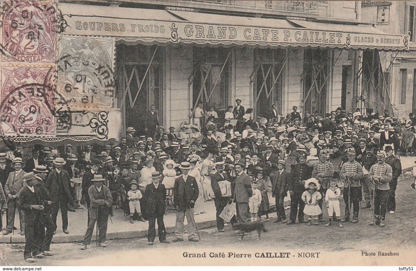 CPA:FOULE DEVANT LE GRAND CAFÉ PIERRE CAILLET NIORT (79)..ÉCRITE - Niort