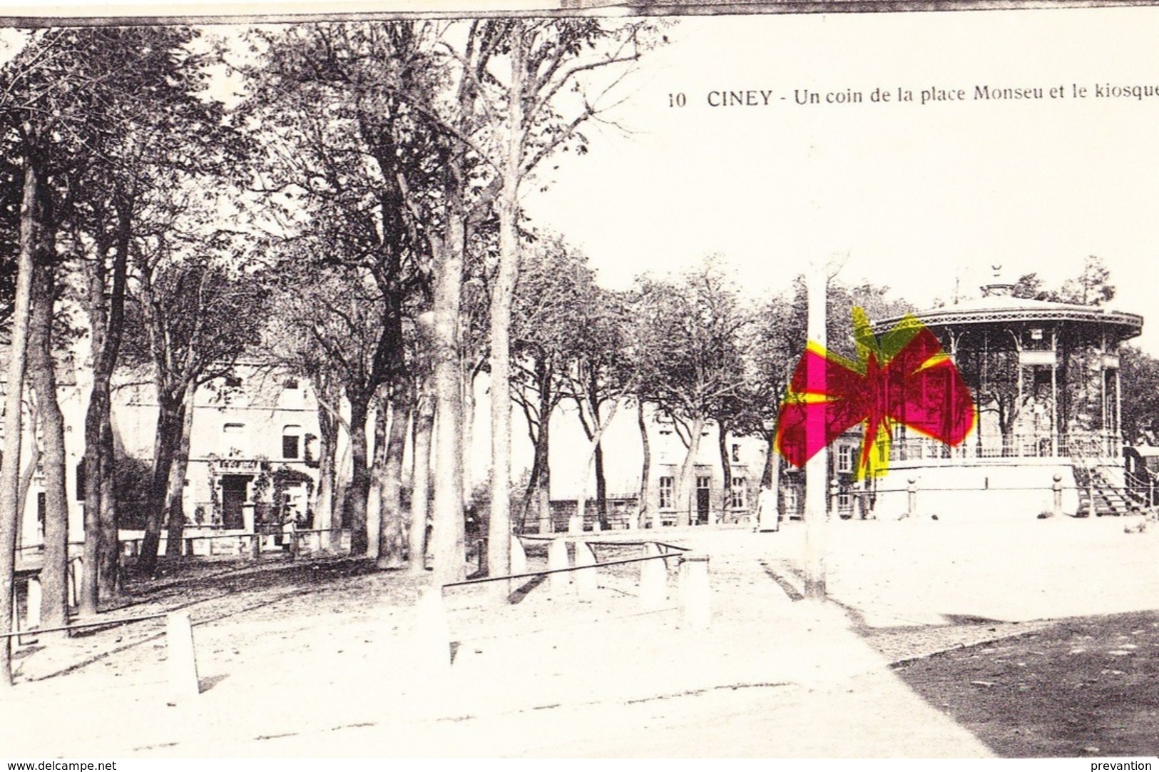 CINEY - Un Coin De La Place Monseu Et Le Kiosque - Ciney