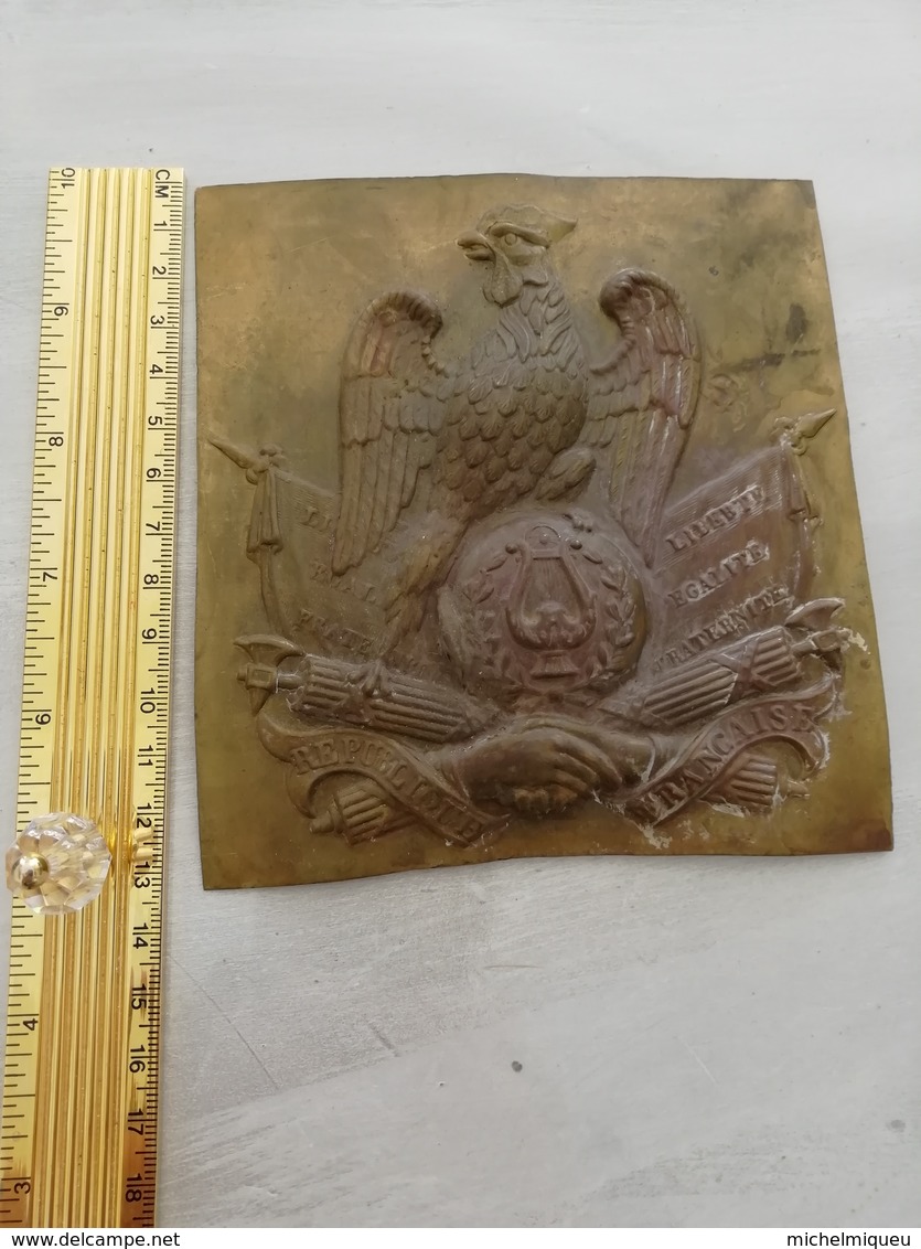 11345   MILITARIA ??? COQ PLAQUE EMBOUTIE "REPUBLIQUE FRANCAISE LIBERTE EGALITE FRATERNITE" - Altri & Non Classificati