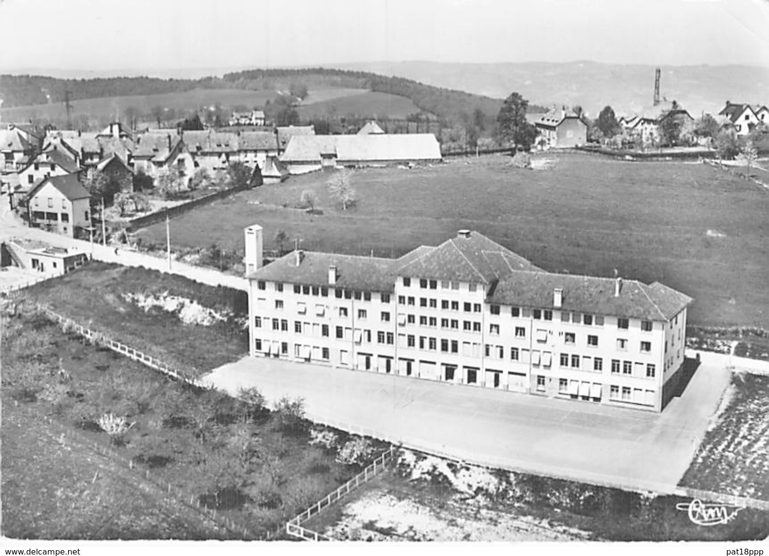 15 - MONTSALVY  Vue Aérienne Du Groupe Scolaire CPSM Village ( 860 Habitants) Dentelée Noir Blanc Grand Format - Cantal - Other & Unclassified