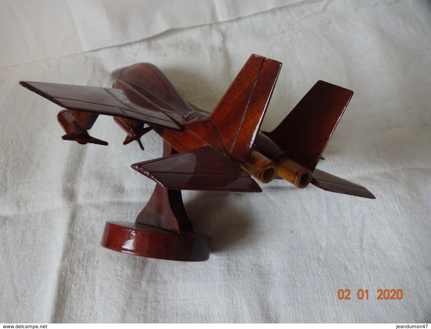 TRES BELLE MAQUETTE AVION DE CHASSE A IDENTIFIER - EN BOIS. EXCELLENT ETAT. 561 GRAMMES - Aviation