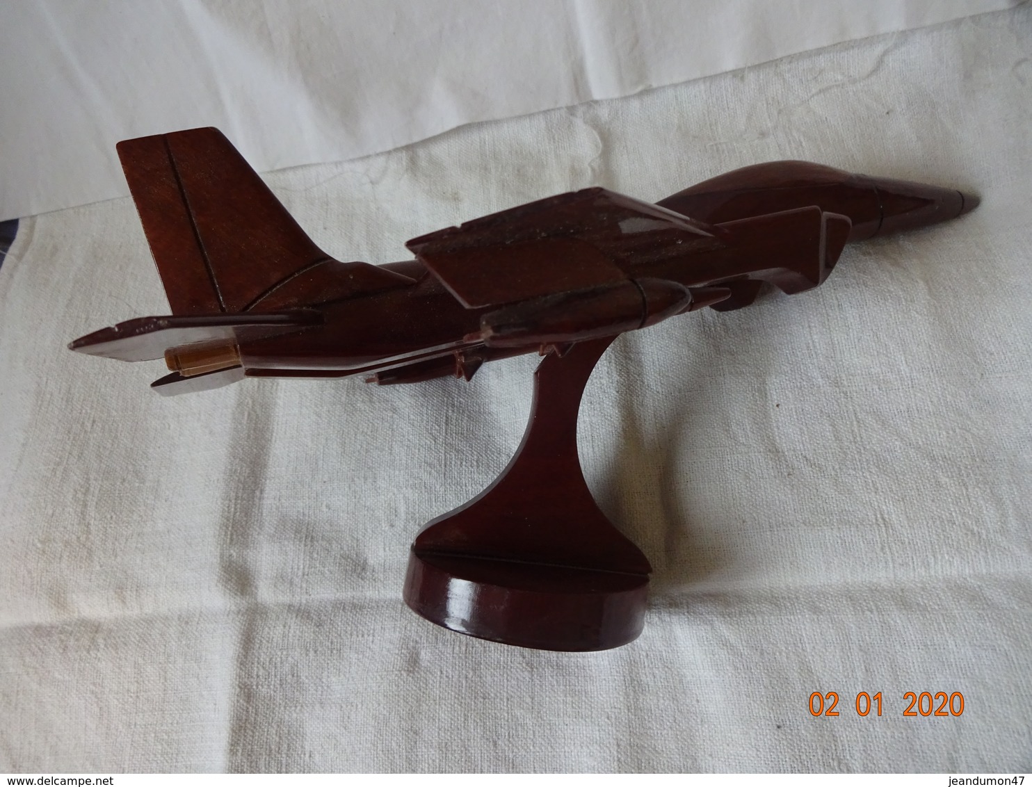 TRES BELLE MAQUETTE AVION DE CHASSE A IDENTIFIER - EN BOIS. EXCELLENT ETAT. 561 GRAMMES - Aviation