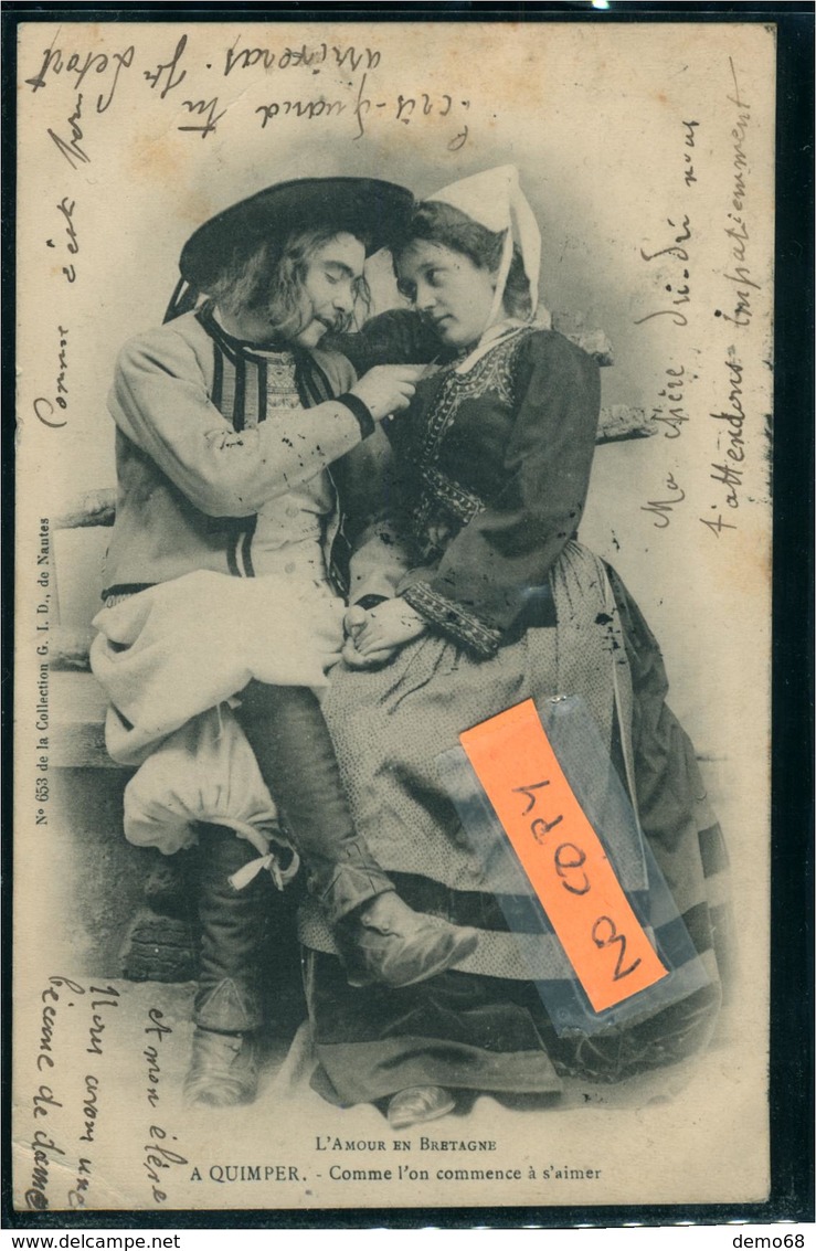 Bretagene Quimper L'amour En Bretagne Costume Coiffe Carte Pionnière 1903 Léger Pli Dans La Carte - Bretagne