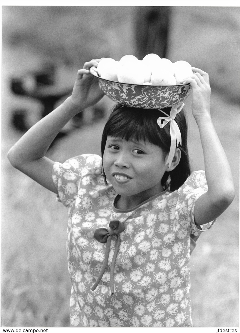 Photo Indonésie. Petite Javanaise Et Ses Oeufs Durs à Vendre Surakarta. Photo Vivant Univers - Places