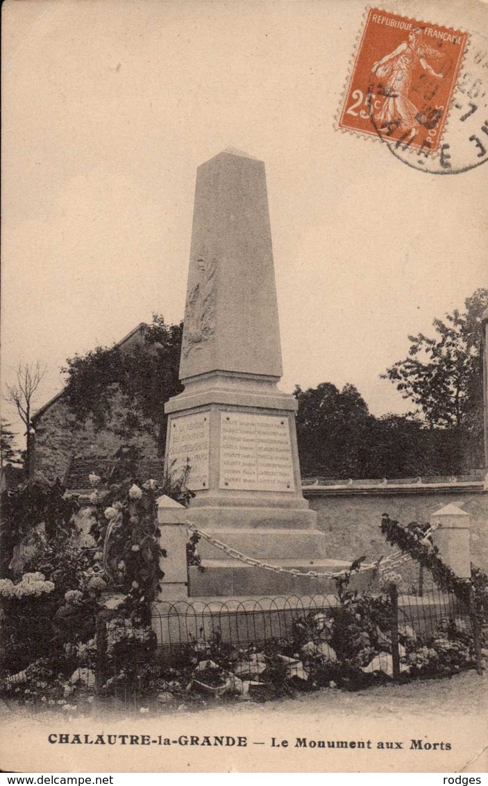 Dep 77 , Cpa CHALAUTRE La GRANDE , Le Monument Aux Morts (Fr.16957) - Autres & Non Classés