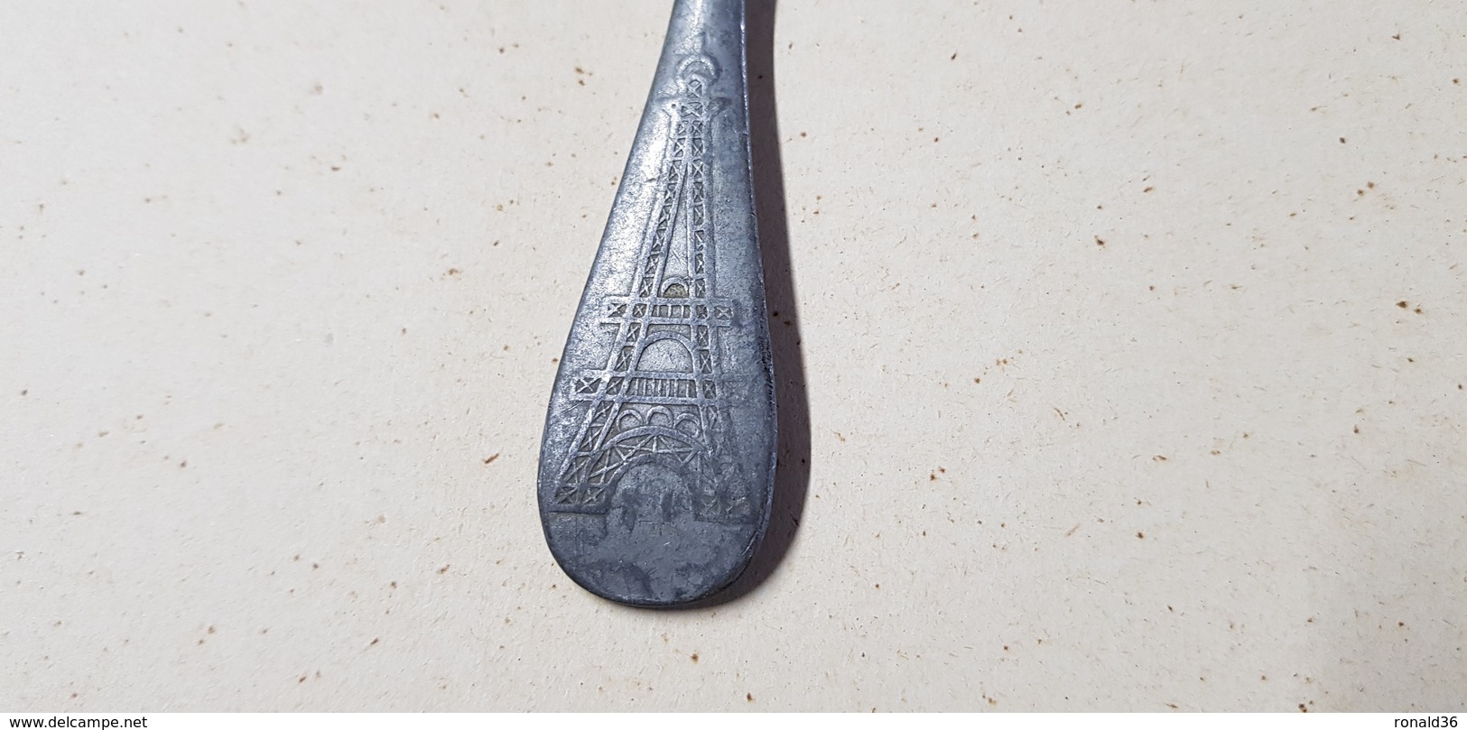 CUILLER Cuillère Ancienne En Etain Manche Avec La Tour Eiffel De Paris France En Relief - Spoons