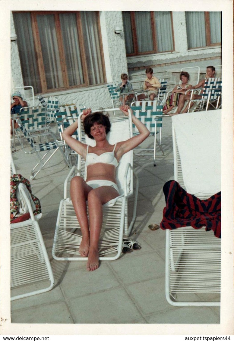 Photo Couleur Originale B.B. Portrait De Femme Pin-Up Maillot De Bain Blanc Sur Transat Filaire Blanc Vers 1970 - Pin-ups