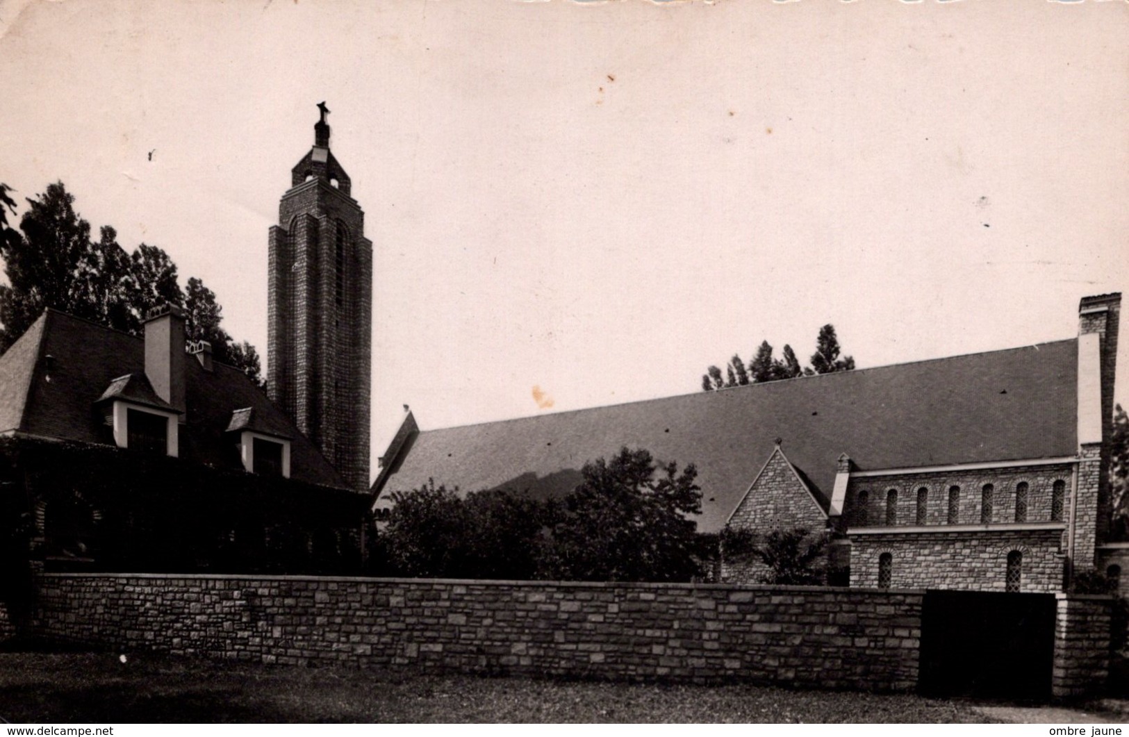 T6 - CPSM - JURA - 2 Cartes Photo  TAUVAUX CITES - L'église Et L'intérieur De L'église - Tavaux