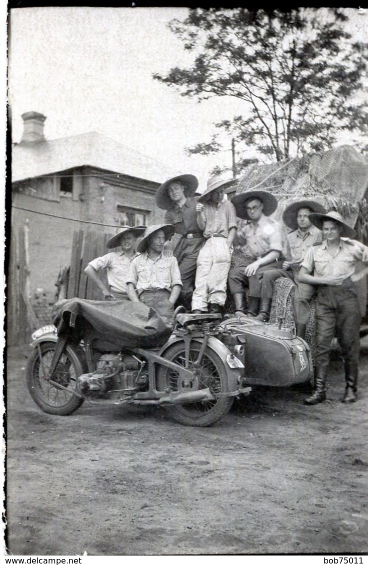 Photo De Soldats Francais Posant Avec Leurs Side Car En Indochine ( Colonie Francaise ) - Guerre, Militaire