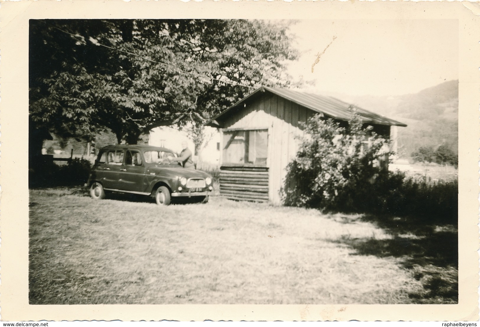 Snapshot Homme Avec Voiture Ancienne Renault R4 Cabane En Bois Car Vintage - Automobiles