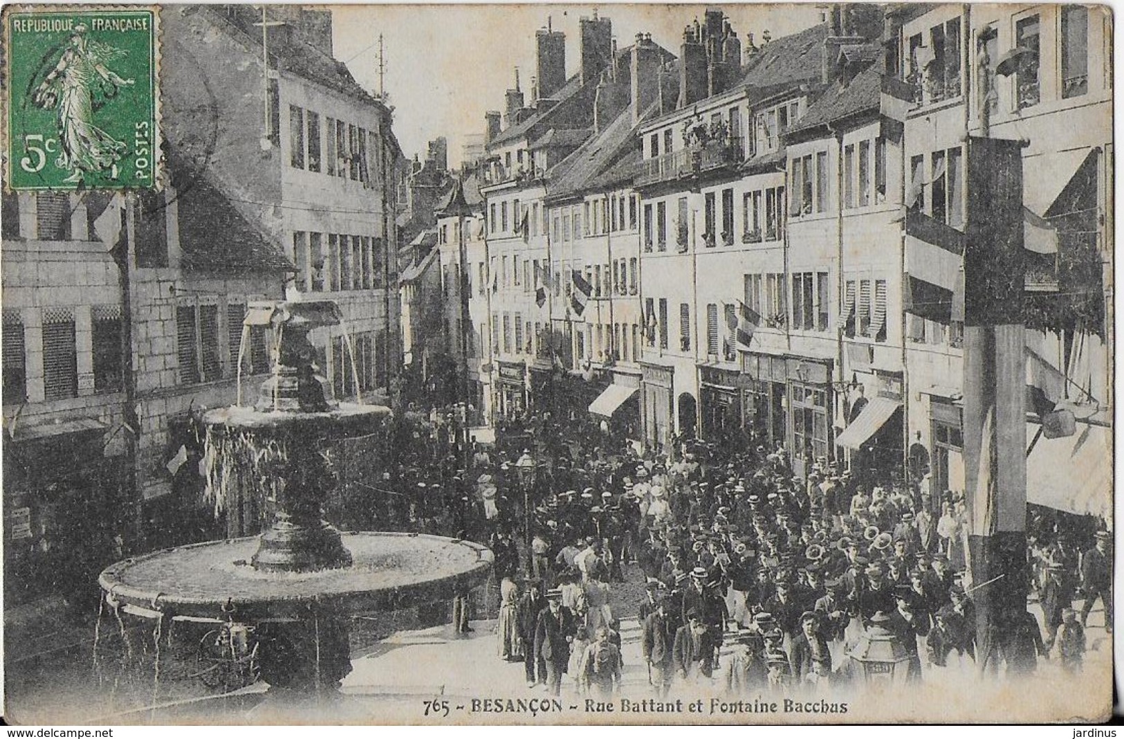 BESANCON:  Rue Ballant Et Fontaine Bacchus - Rues Pavoisées , Défilé Avec Fanfare(1907 ) - Besancon