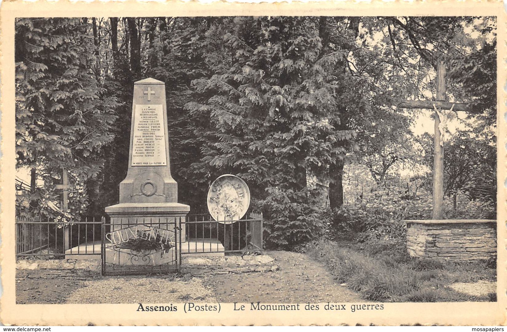 Assenois (Postes) - Le Monument Des Deux Guerres - Léglise