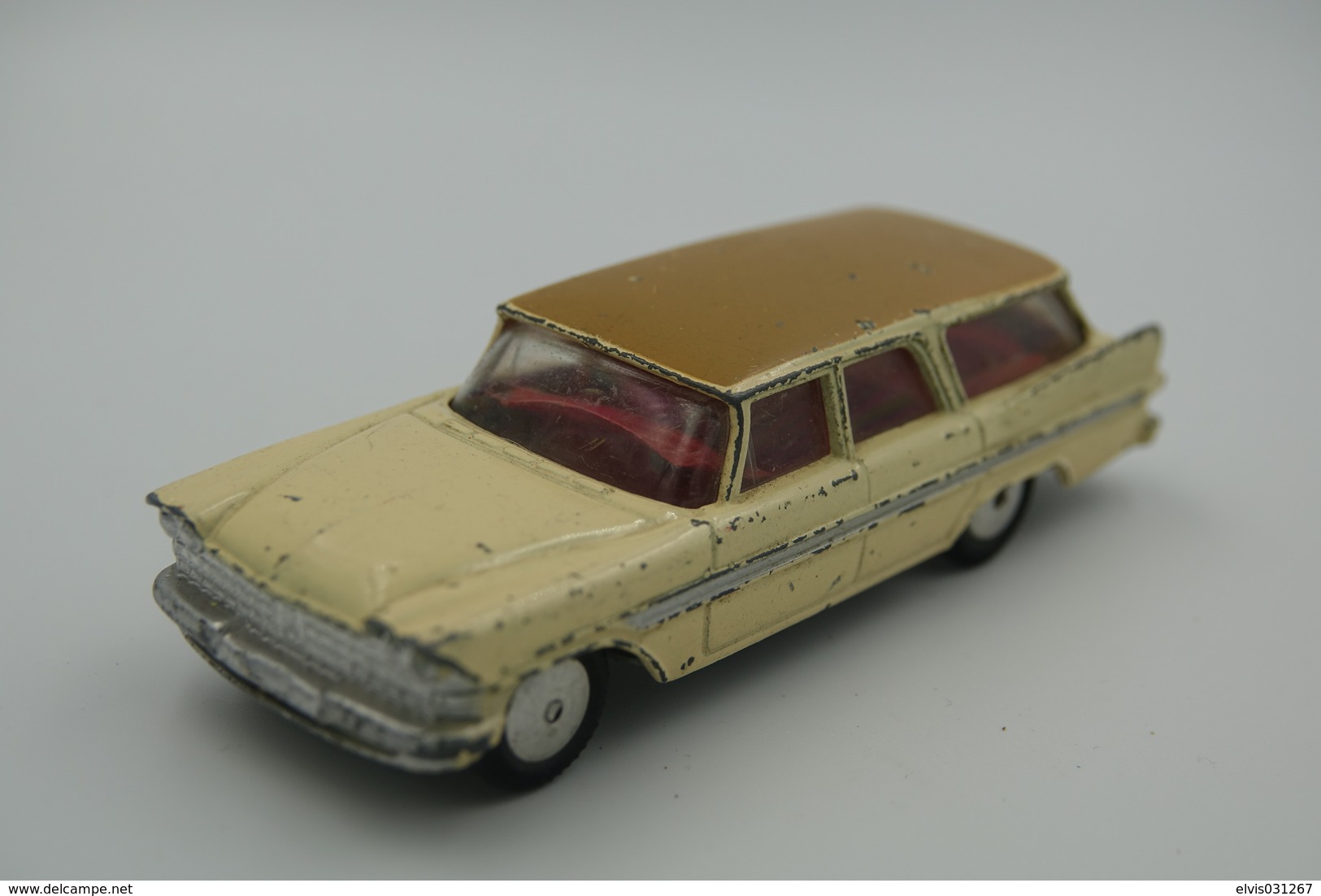 CORGI ,Plymouth Sports Suburban Station Wagon , N°219 - 1960-63 Issue - Matchbox