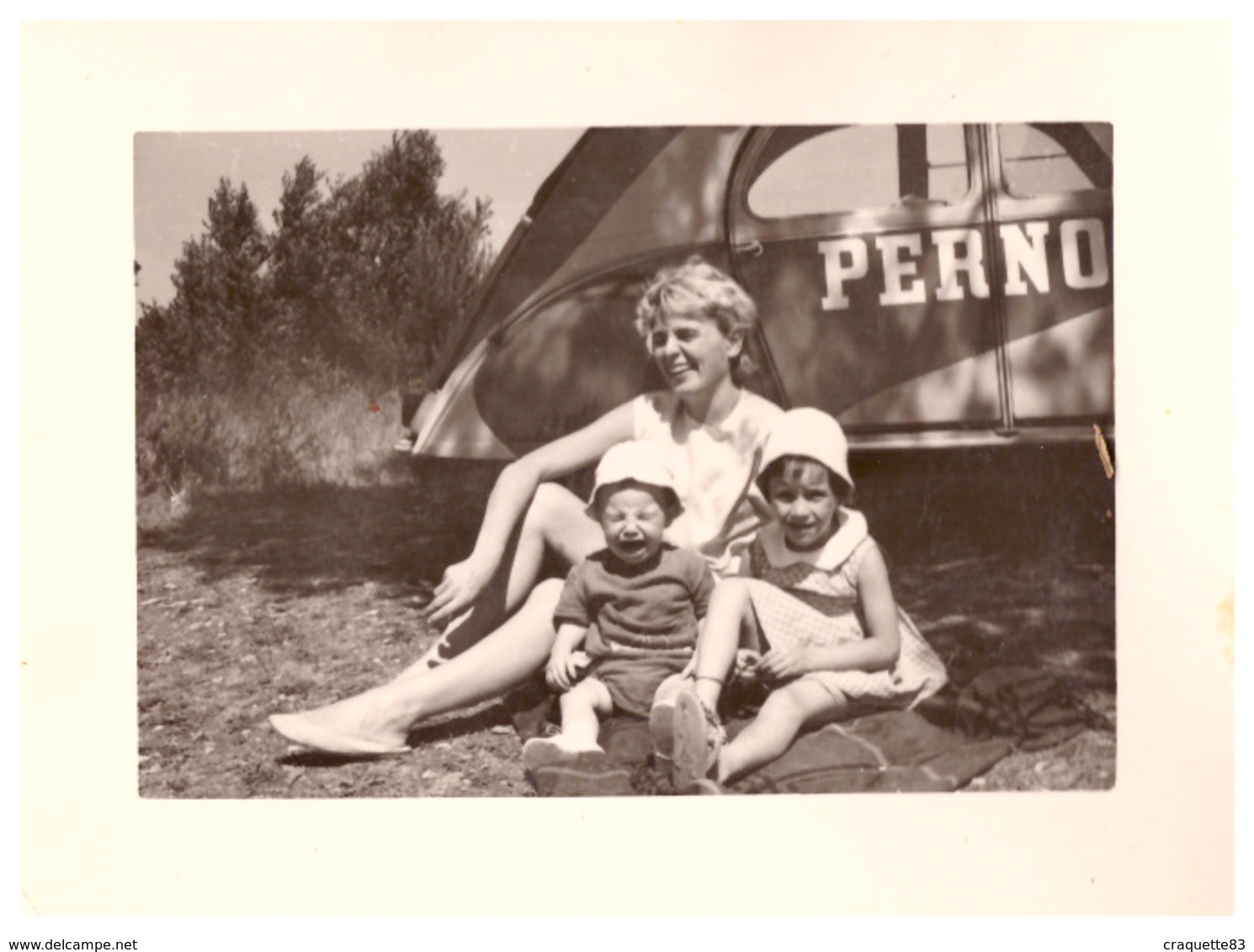 FEMME ASSISE AVEC DEUX ENFANTS DEVANT  2CV   PUBLICITTE "PERNOD"   Année 60 Environ - Automobile