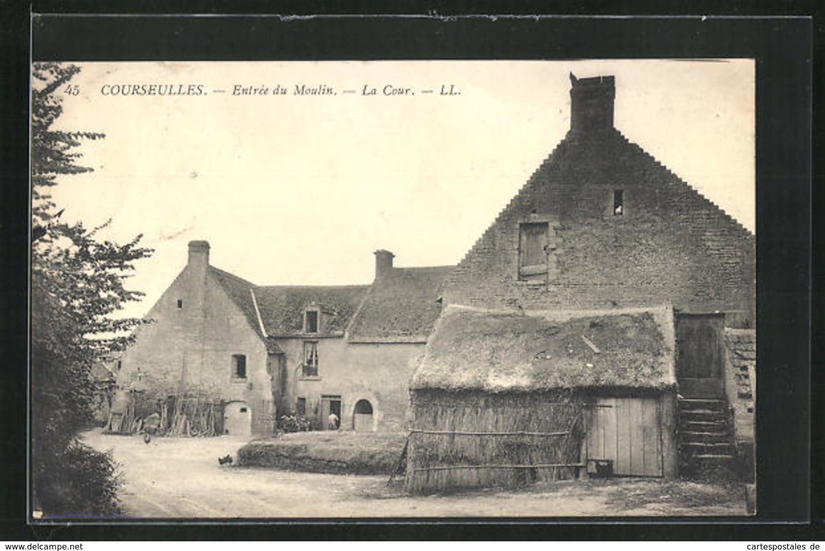 CPA Courseulles, Entree Du Moulin, La Cour - Autres & Non Classés