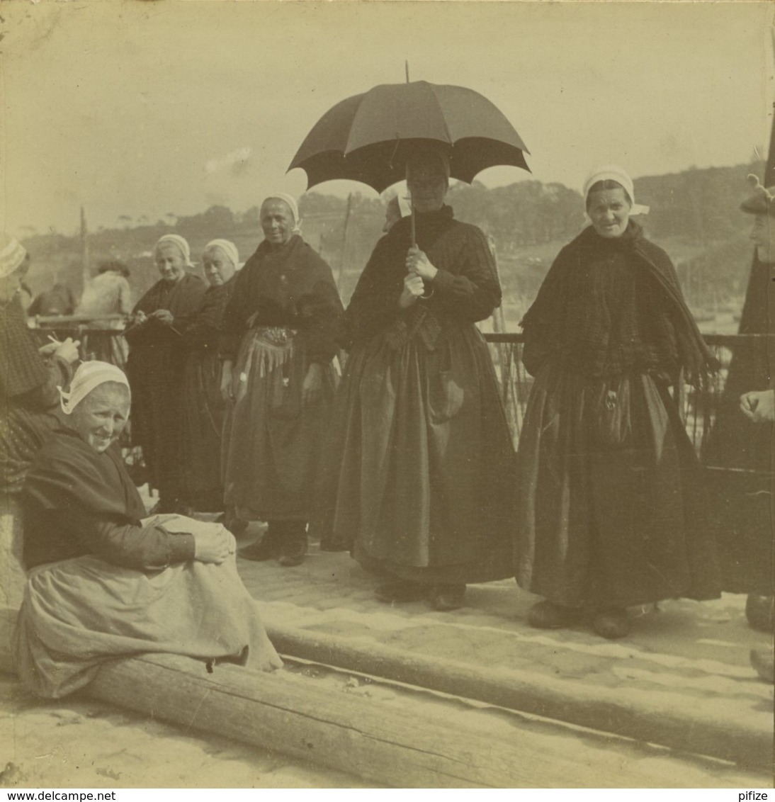 (Bretagne) 2 Stéréos Amateur 1912 Collées Recto-verso . Douarnenez . Bretonnes Avec Coiffe + Retour De Pêche - Photos Stéréoscopiques