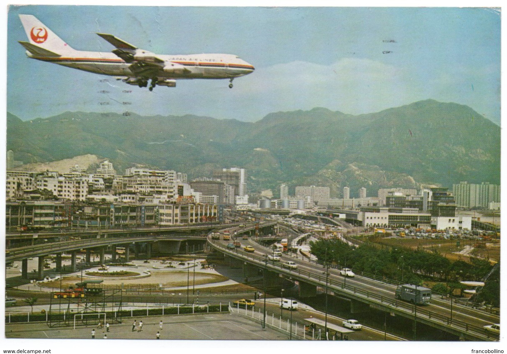 HONG KONG - TSOIHUNG ROAD AND CIVIL AVIATION BUILDING WITH BUSY TRAFFIC / AIRPLANE / AVION / JAPAN AIRLINES / FOOTBALL - Cina (Hong Kong)