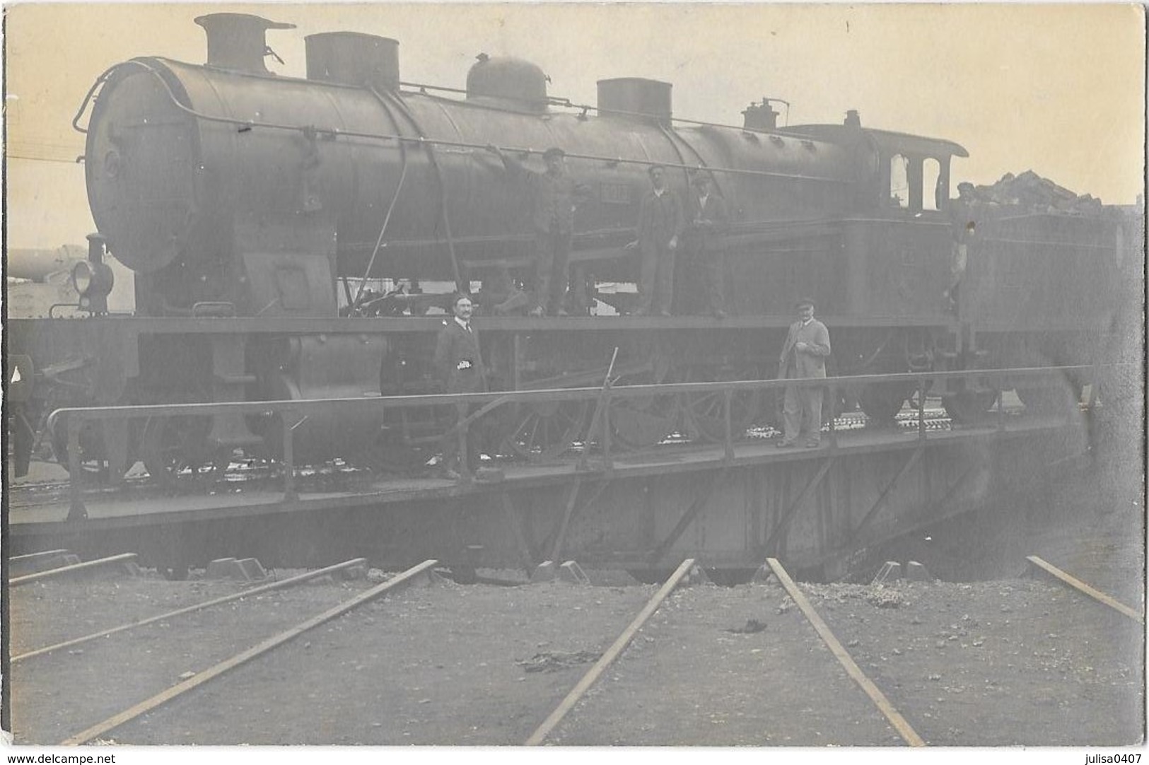 LOCOMOTIVE A VAPEUR Carte Photo Machine à Vapeur Sur Un Pont Tournant Gros Plan - Materiaal