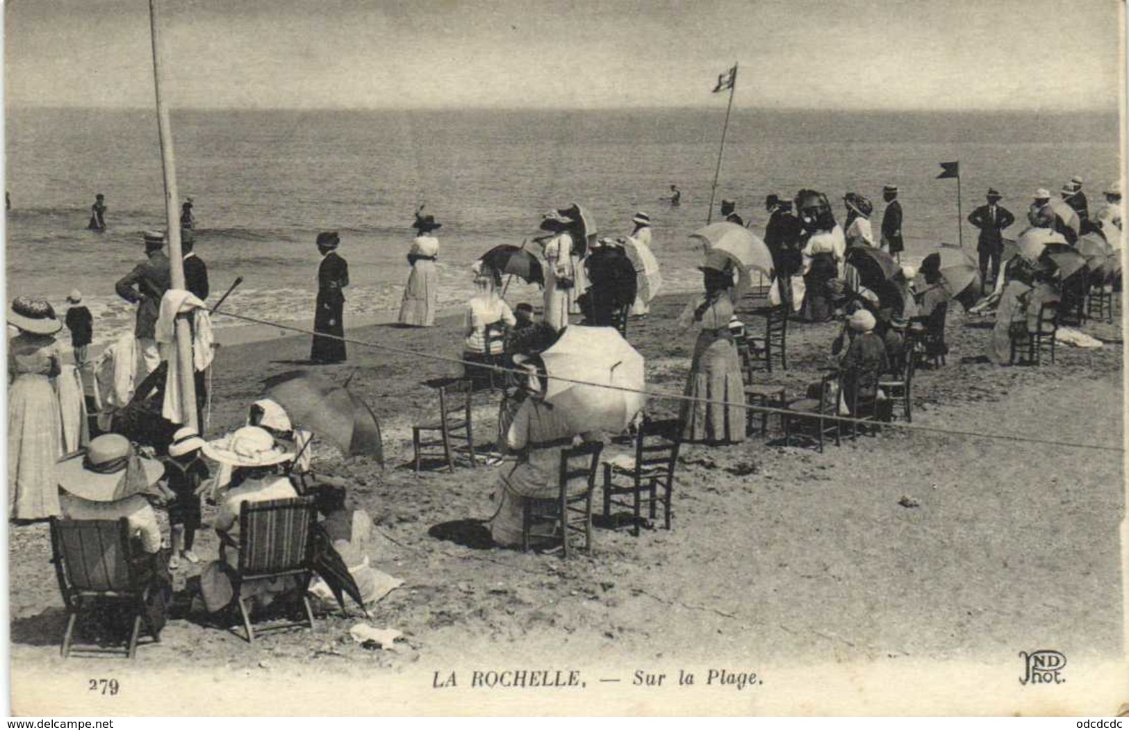 LA ROCHELLE Sur La Plage  Chaises Transat Belle Tenues ( Mais Pas De Bain!) RV - La Rochelle
