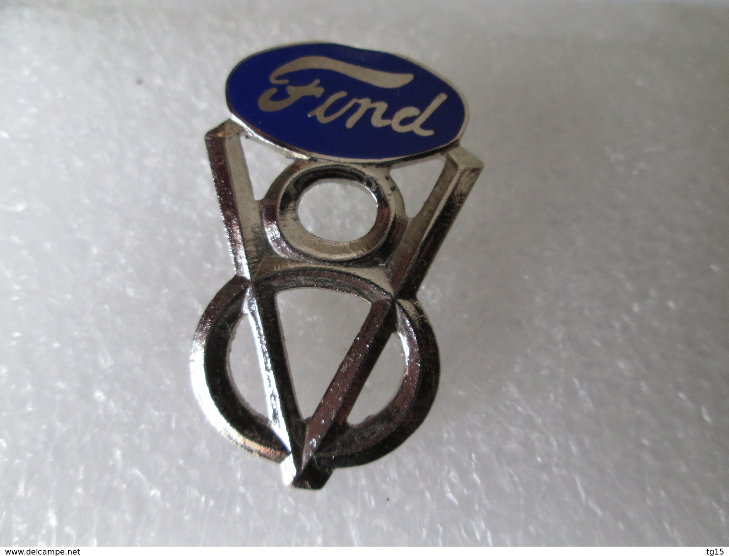 PIN'S   TOP  PIN'S  FORD   V8   Email Grand Feu - Ford