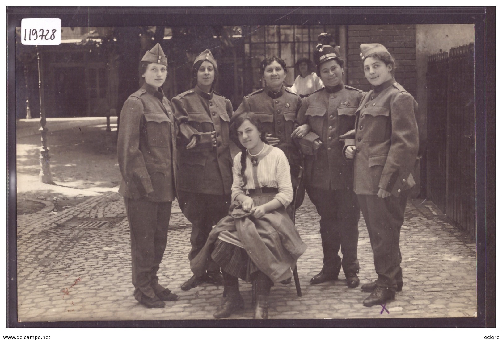 ARMEE SUISSE - MILITAIRE - SERVICE FEMININ OU DEGUISEMENTS CAR COSTUMES TROP GRANDS!! - TB - Other & Unclassified