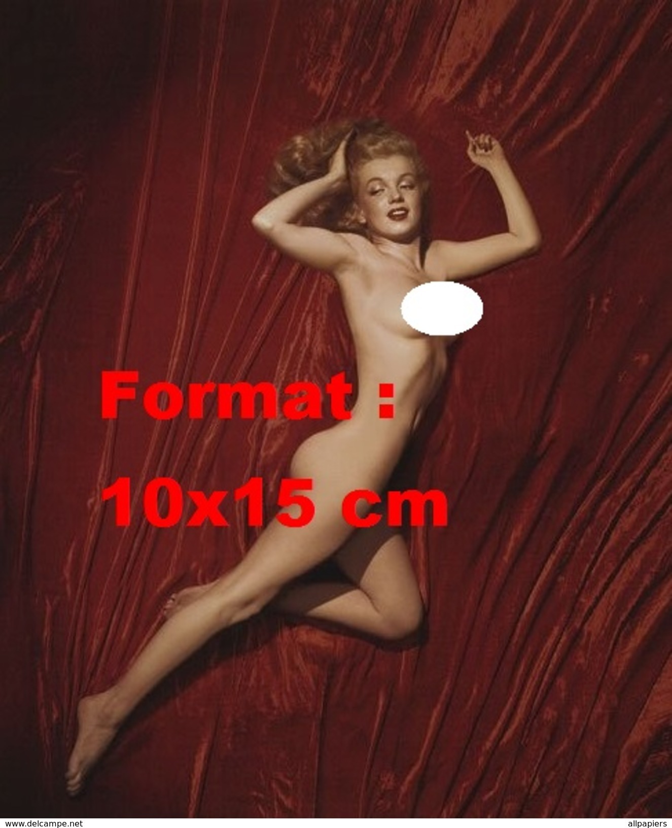 Reproduction D'une Photographie De La Sensuelle Marilyn Monroe étendue Nue Sur Un Drap De Couleur Carmin - Other & Unclassified