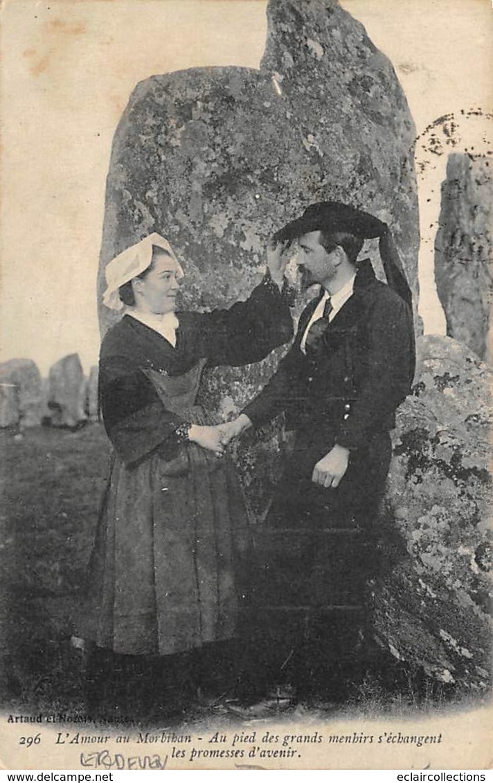 Erdeven        56         Un Couple Au Pied Du Grand Menhir     (Voir Scan) - Erdeven