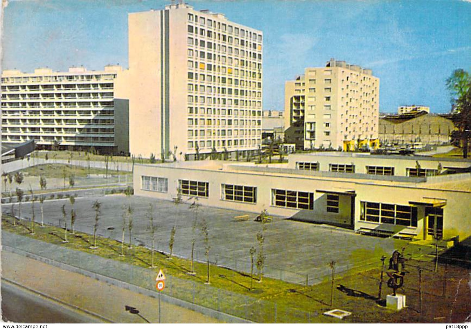 93 -  SAINT DENIS : Les Immeubles ( HLM Cité )  CPSM Grand Format - Seine St Denis - Saint Denis