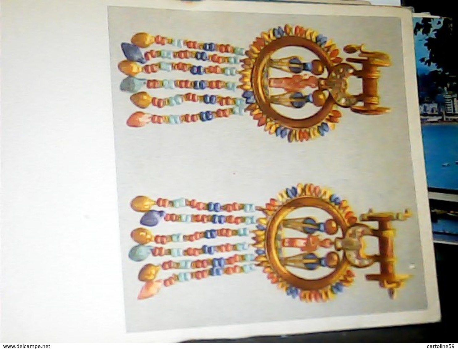 TUT ANK AMEN'S TREASURES - 12 - EAR ORNAMENTS - IN THE CENTRE OF A ROUND GOLD PLAQUE STANDS THE KING  VB1966 HK4655 - Musei