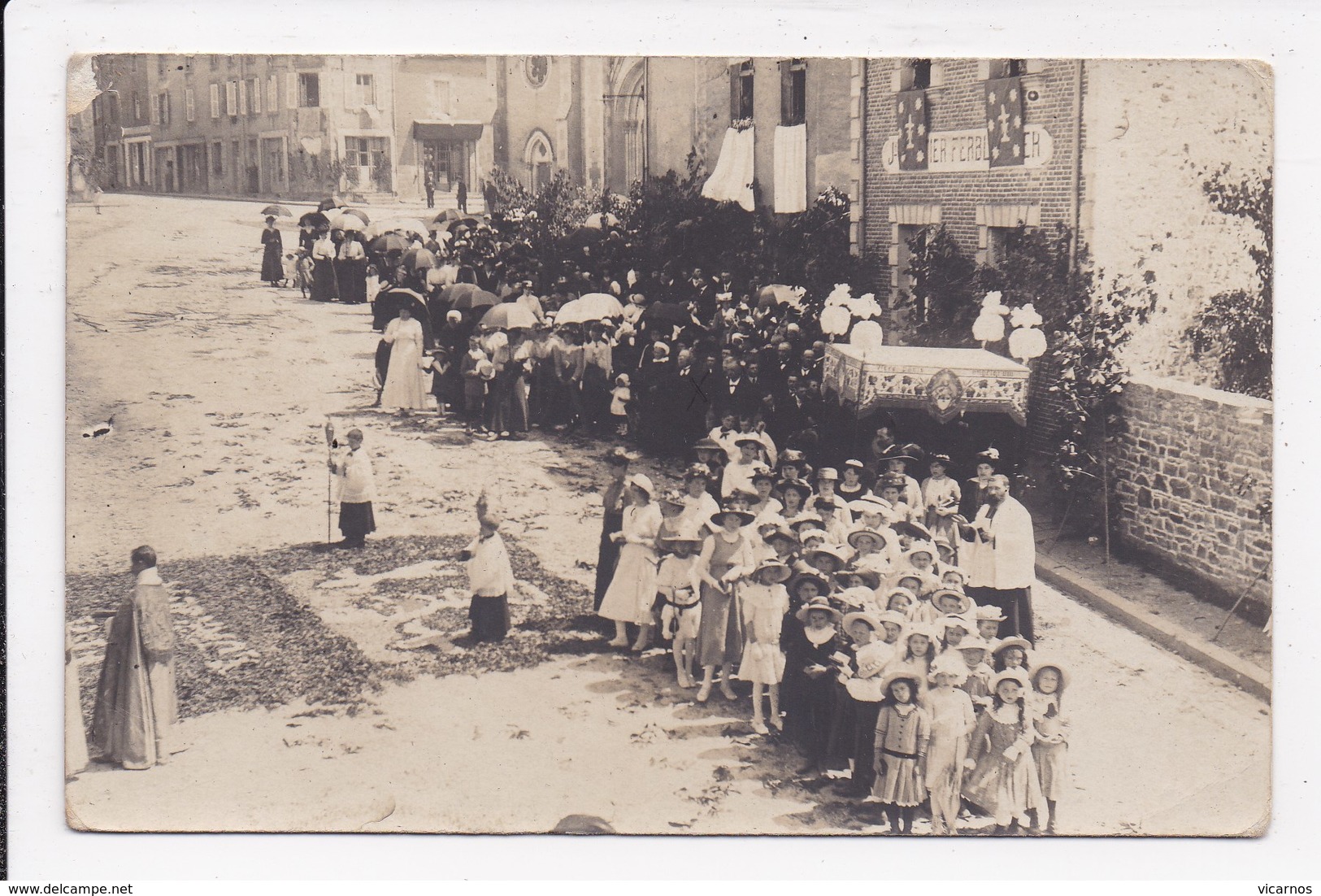 CARTE PHOTO 53 ANDOUILLE Fête Et Procession Datée Du 5 Juillet 1917 Num 2 - Autres & Non Classés