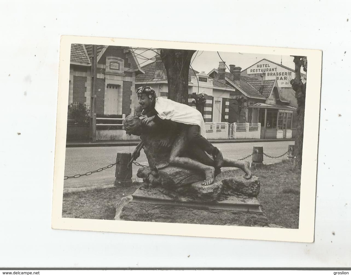 SOULAC SUR MER (GIRONDE) PHOTO AVEC ETUDIANT POITEVIN SUR STATUE DEVANT VILLAS QUO VADIS. LA PASTORALE ET HOTEL 1965 - Places