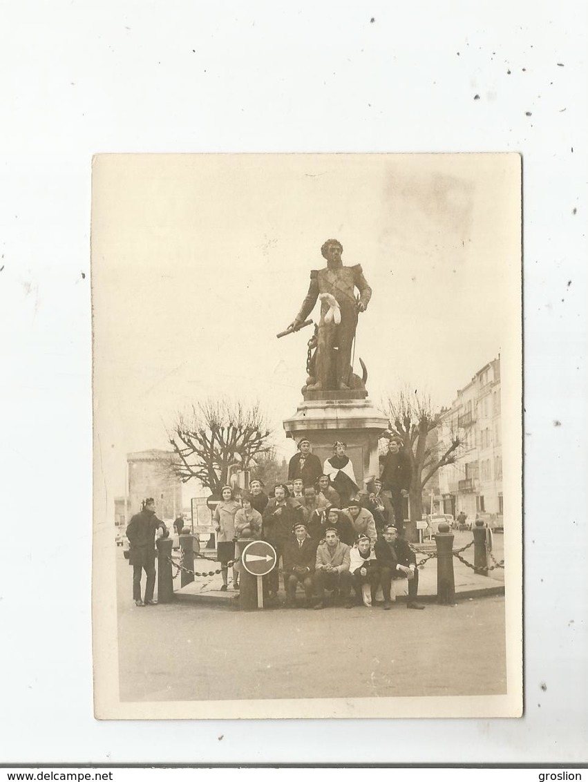 LA ROCHELLE (17) PHOTO AVEC ETUDIANTS DE POITIERS DEVANT LA STATUE DE L'AMIRAL DUPERRE MARS 1965 - Lieux