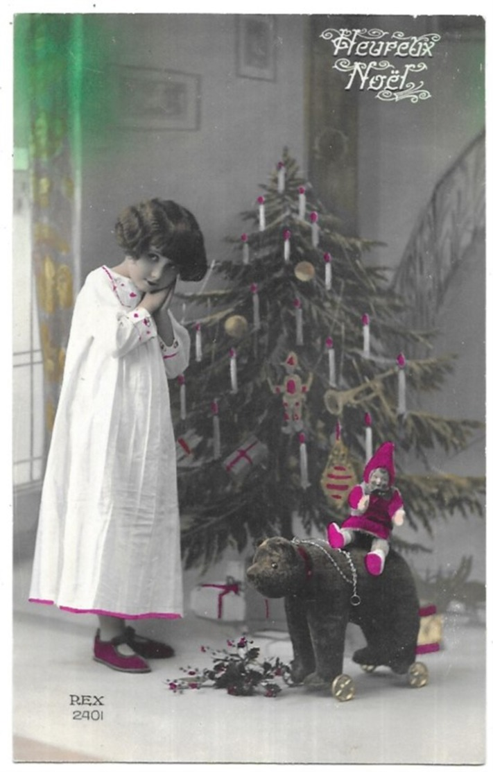 Heureux Noel Fillette Poupée Assise Sur Un Ours à Roulettes Sapin - Spielzeug & Spiele