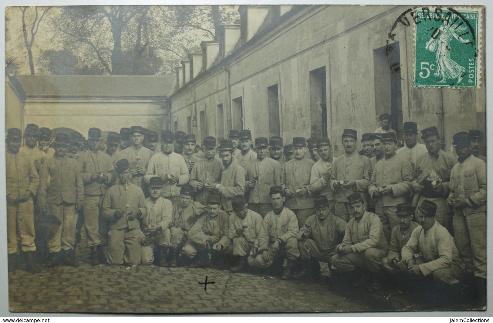 VERSAILLES Carte Photo Soldats Tenant Une Fleur - Versailles