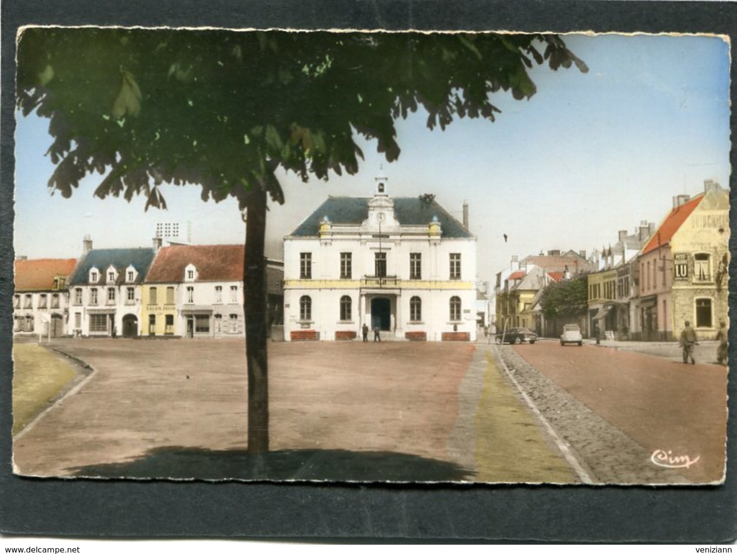 CPSM Format CPA - ETAPLES - Place Du Général De Gaulle, Animé - Automobiles - Etaples